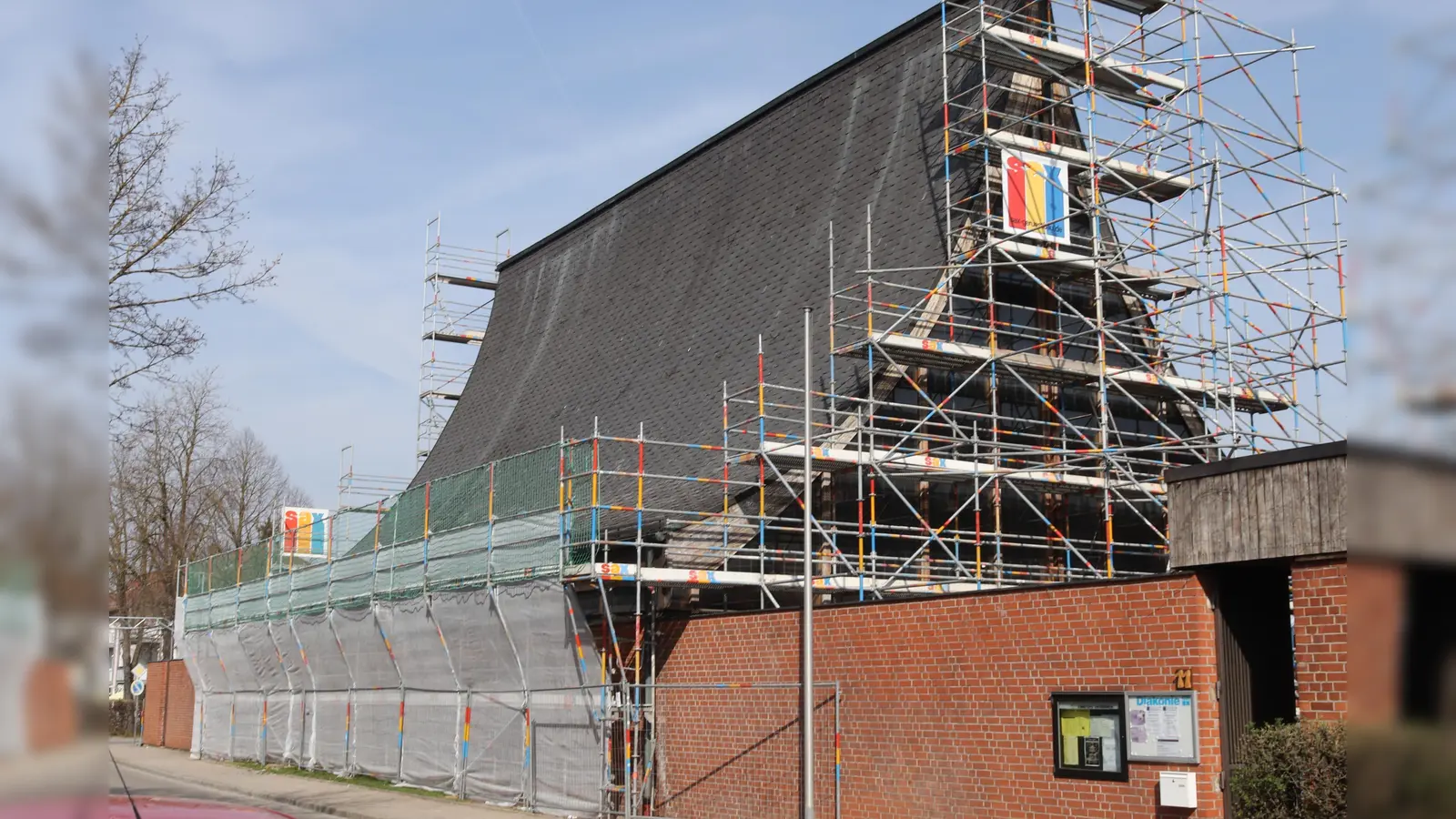 Eingerüstet ist die Kletthamer Erlöserkirche. Bis Weihnachten wird der der denkmalgeschützte Bau einer Generalsanierung unterzogen. (Foto: kw)