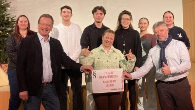 Schulleitung, Elternbeirat, Schulamtsdirektor und Oberbürgermeister unterstützten das Projekt aus Überzeugung: Elternbeirätin Regina Bösl, Schülersprecher Vedad Spahic und Luca Marzocca, Rektorin Claudia Wagenführer, Schülersprecherin Jordan Wanke, Konrektorin Anja Bierwirth (hinten von links) sowie OB Andreas Haas, GPG-Lehrkraft Regina Waltenberger, Schulamtsdirektor Thomas Frey (vorne von links). (Foto: Schule)