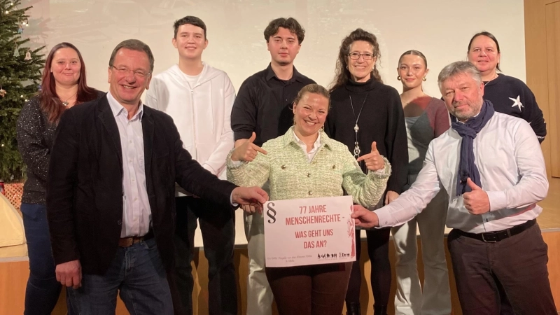 Schulleitung, Elternbeirat, Schulamtsdirektor und Oberbürgermeister unterstützten das Projekt aus Überzeugung: Elternbeirätin Regina Bösl, Schülersprecher Vedad Spahic und Luca Marzocca, Rektorin Claudia Wagenführer, Schülersprecherin Jordan Wanke, Konrektorin Anja Bierwirth (hinten von links) sowie OB Andreas Haas, GPG-Lehrkraft Regina Waltenberger, Schulamtsdirektor Thomas Frey (vorne von links). (Foto: Schule)