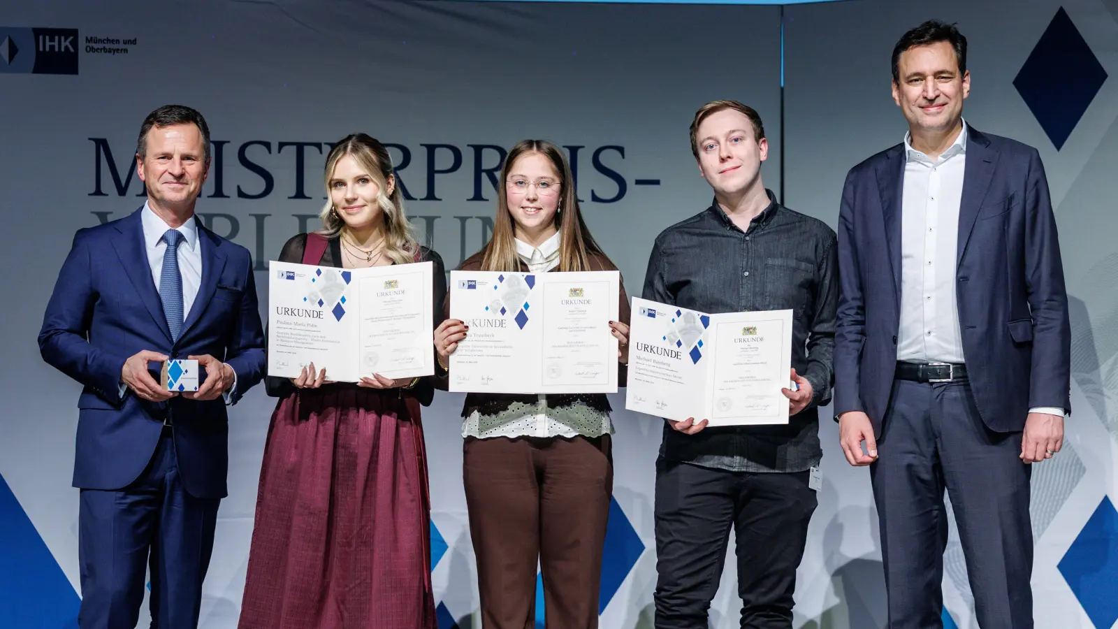IHK-Hauptgeschäftsführer Manfred Gößl, Paulina Maria Pöhn, Sophia Trautbeck, Michael Bamberg und Staatsminister Georg Eisenreich im GOP Varieté-Theater München. (v.l.) (Foto: Matthias Balk/IHK für München und Oberbayern)