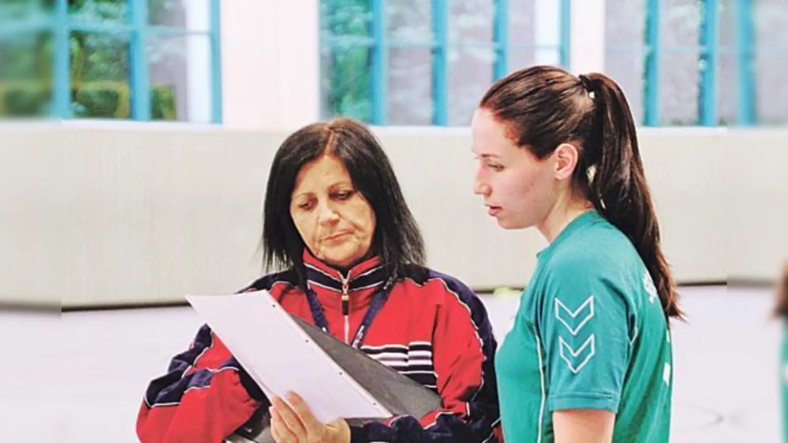 Trainerin Anikó Keczko mit der neuen Torfrau Ester Klopprogge.  (Foto: Verein)