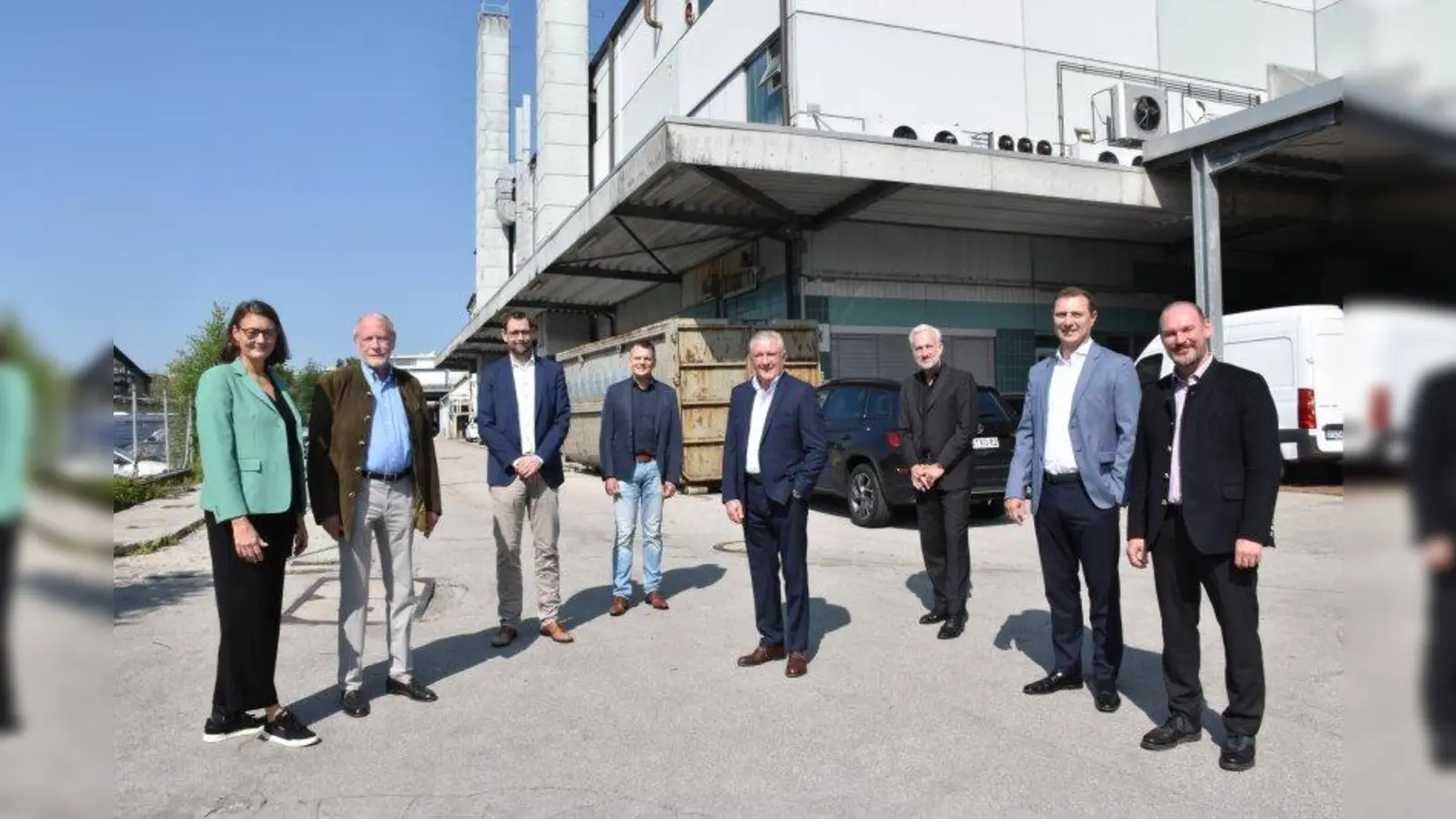 Private Initiatoren und die Stadt Starnberg wollen die heutige Gewerbebrache in ein urbanes Vorzeigequartier verwandeln: Susy Baasel (von links), Carl Baasel, Patrick Janik, Stephan Weinl, Rainer Scherbaum, Klaus Kehrbaum, Rudolf Houdek und Robert Houdek. (Foto: Hauck)