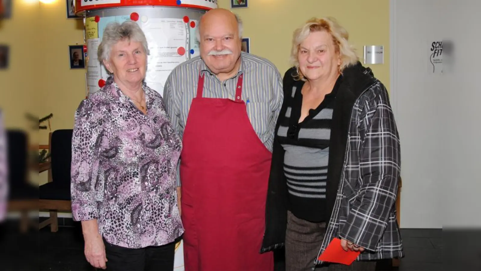 Waltraud Hackl, Ali Assal und Roswitha Pittermann (von links) kaufen ein, machen Kartoffelsalat, backen Leberkäse, kochen Gulaschsuppe und schnippeln Ananas für die Bowle – und freuen sich auf die gemeinsame Silvesterfeier. (Foto: Eva Schraft)