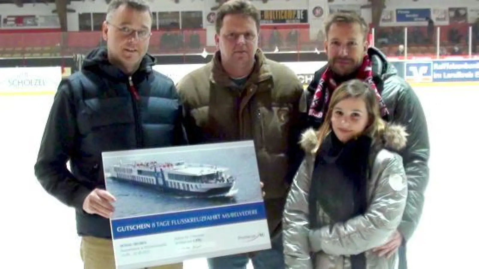 Der Gewinner einer achttägigen 4-Sterne-Flusskreuzfahrt von EHC-Sponsor Premicon AG, ist Christian Dennert (Mitte) aus Moosach. Er bekam seinen Preis kürzlich während des Playoff-Heimmatches gegen den EV Füssen überreicht.	 (Foto: smg)