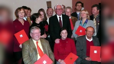 Auf 110 Jahre Mitgliedschaft in der SPD können Hans Bojer, Emmy Jansens und Karl Dörfel (in der ersten Reihe) zurückblicken. Dr. Hans-Jochen Vogel gratuliert insbesondere der Genossin Jansens, die zwei Jahre länger bei der Partei ist als er selbst.