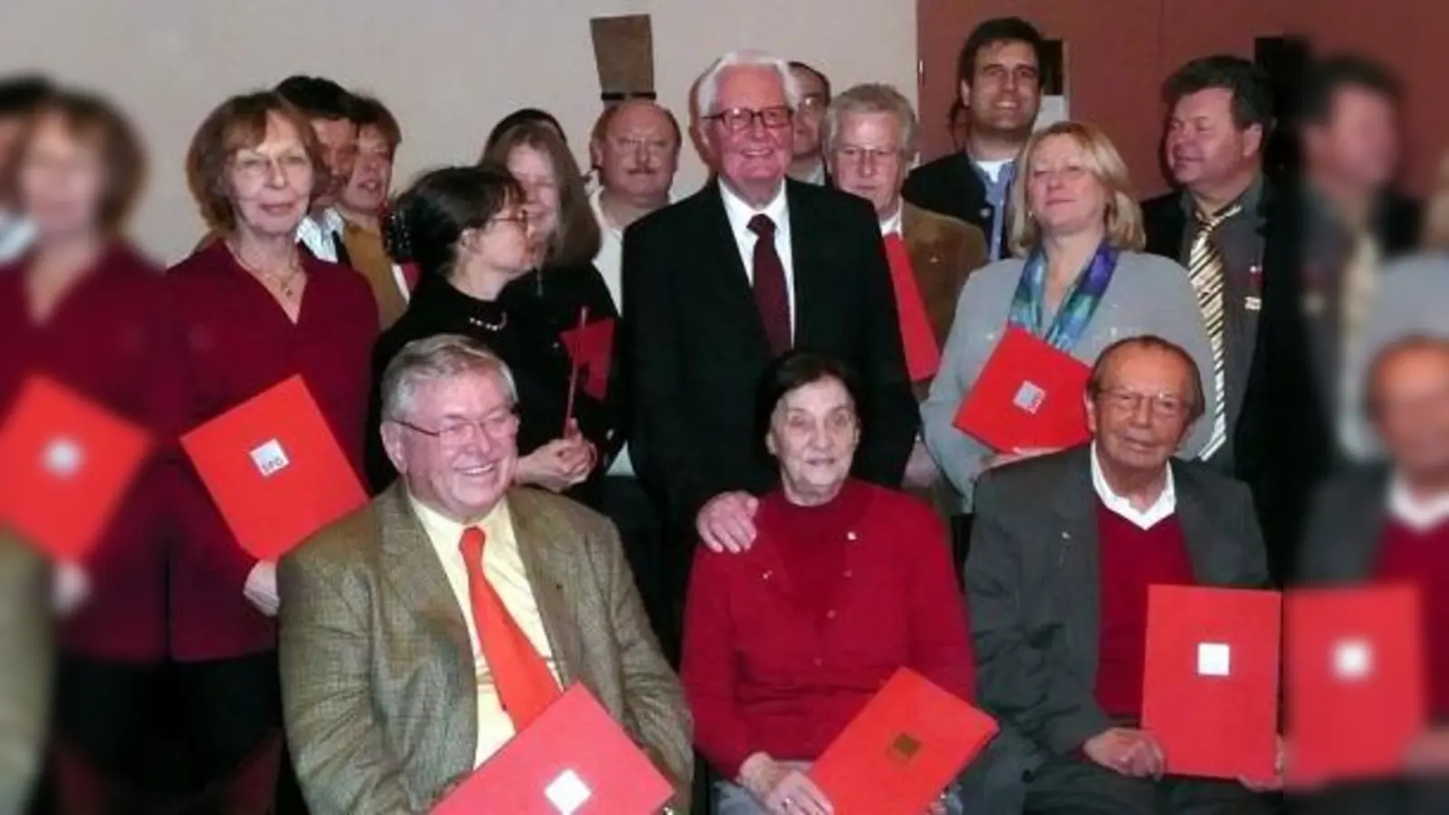 Auf 110 Jahre Mitgliedschaft in der SPD können Hans Bojer, Emmy Jansens und Karl Dörfel (in der ersten Reihe) zurückblicken. Dr. Hans-Jochen Vogel gratuliert insbesondere der Genossin Jansens, die zwei Jahre länger bei der Partei ist als er selbst.