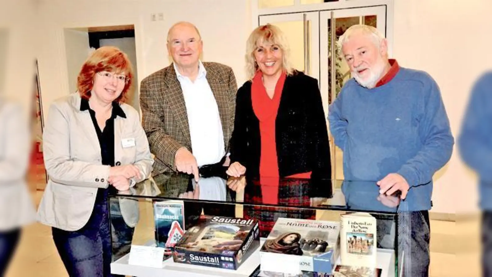 Ingrid Dierolf von der Gemeindebücherei Haar, Tom Werneck vom Bayerischen  Spielearchiv Haar, 2. Bürgermeisterin Gabriele Müller und Richard Fechter vom Bayerischen Spielearchiv (v. l.). 	 (Foto: privat)