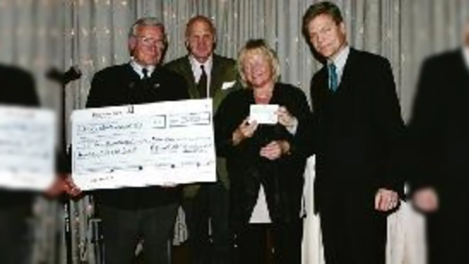 »Wir helfen«  Gottfried von Alten, Wolfgang Radmann (v. li.) und Harald Lill überreichen Anne Heinzl den Scheck über 3.000 Euro.	 (Foto: cr)