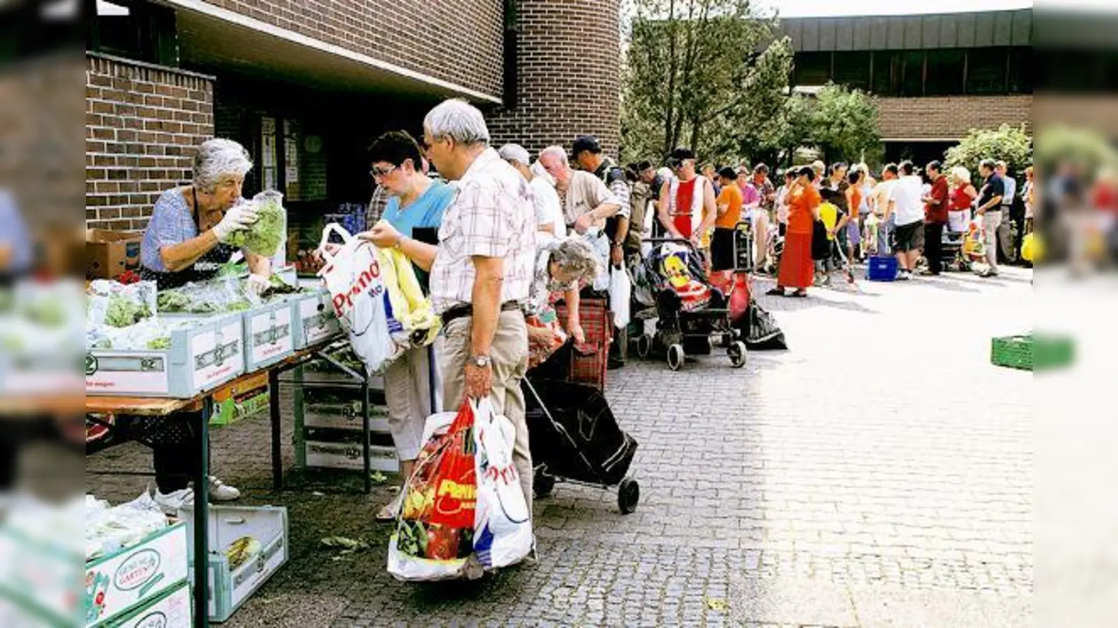 Essensausgabe der Münchner Tafel vor der Lätare-Kirche in Neuperlach.  (Foto: aha)