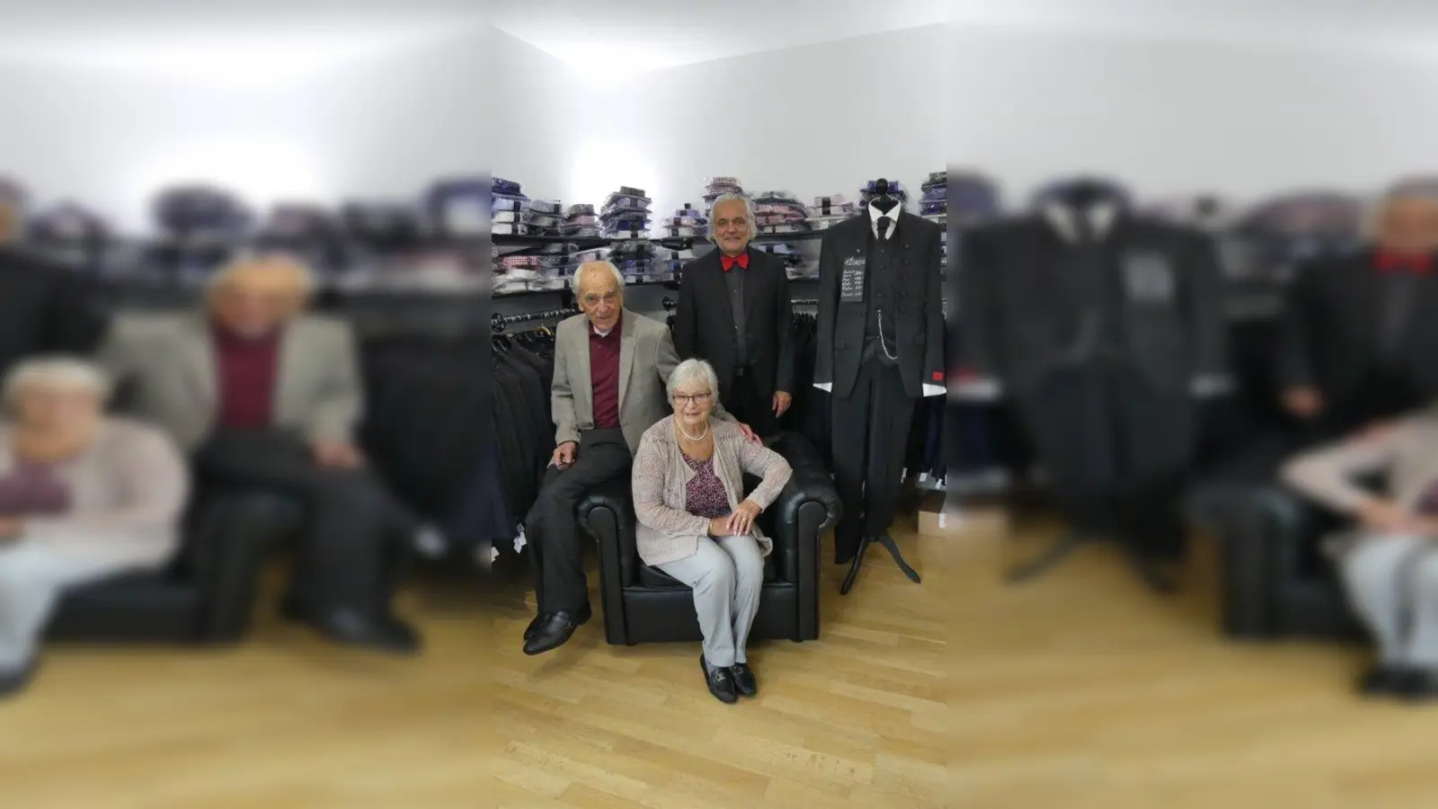 50 Jahre Lenz Herrenmoden: Thomas Lenz mit seinen Eltern Edeltraut und Josef Lenz in seinem Geschäft in Aubing. (Foto: privat)