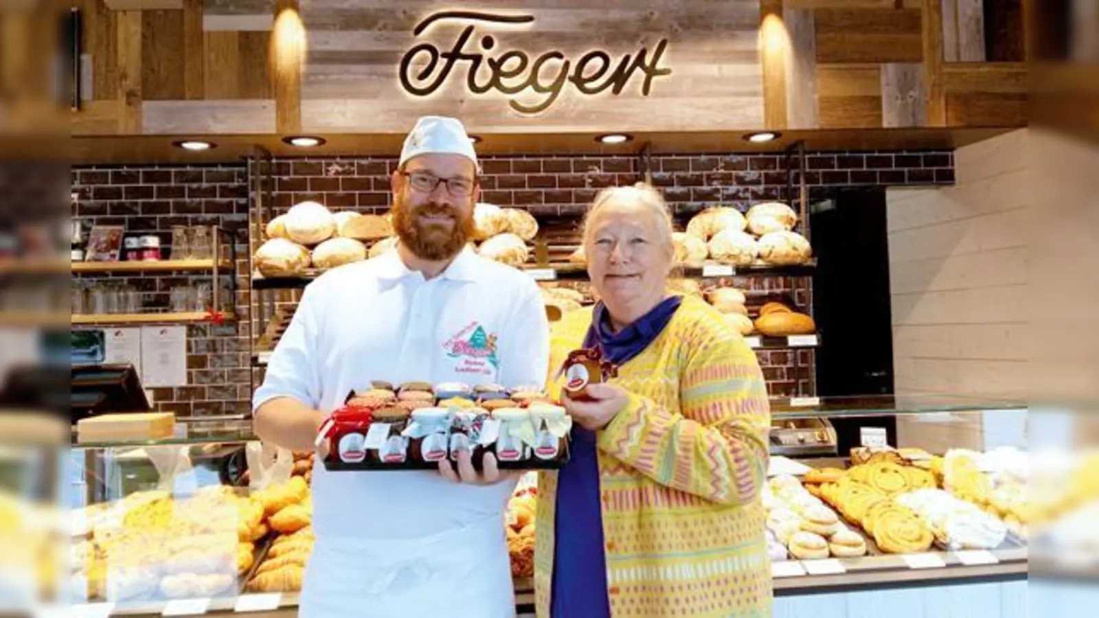 Werner Fiegert und Helene Nestler zeigen die selbstgemachten Marmeladen, die nun in vier Fiegert-Filialen verkauft werden. 	 (Foto: privat)