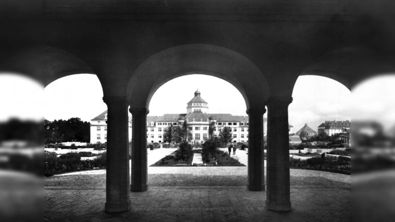 Blick auf den neuen Garten und das neue Botanische Institut (Botanische Staatsanstalten) vom Unterstand, dem Zentrum des Laubengangs aus, der heute das Café beherbergt. (Foto: Repros: Franz Höck; Bot. Garten)