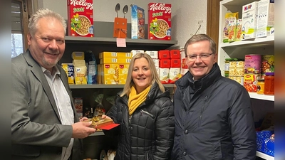 Trafen sich zur Spendenübergabe (v.l.): Thomas Rosner (Leiter Gilchinger Tafel), Steffi Weller (Bürgermeisterkandidatin) sowie Manfred Walter (Erster Bürgermeister). (Foto: SPD Gilching)