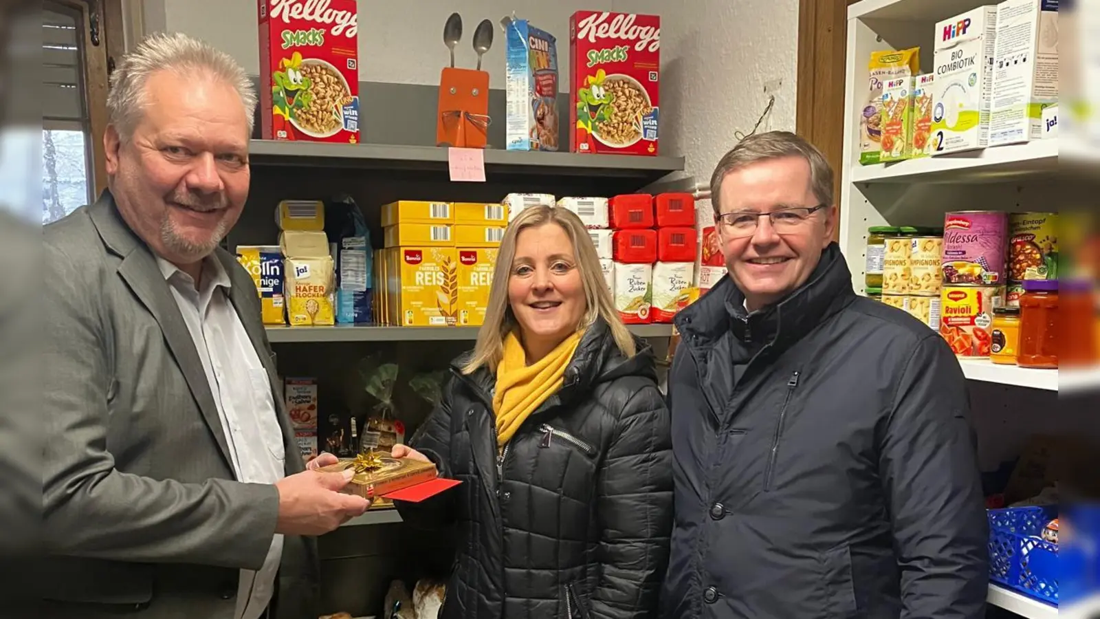 Trafen sich zur Spendenübergabe (v.l.): Thomas Rosner (Leiter Gilchinger Tafel), Steffi Weller (Bürgermeisterkandidatin) sowie Manfred Walter (Erster Bürgermeister). (Foto: SPD Gilching)