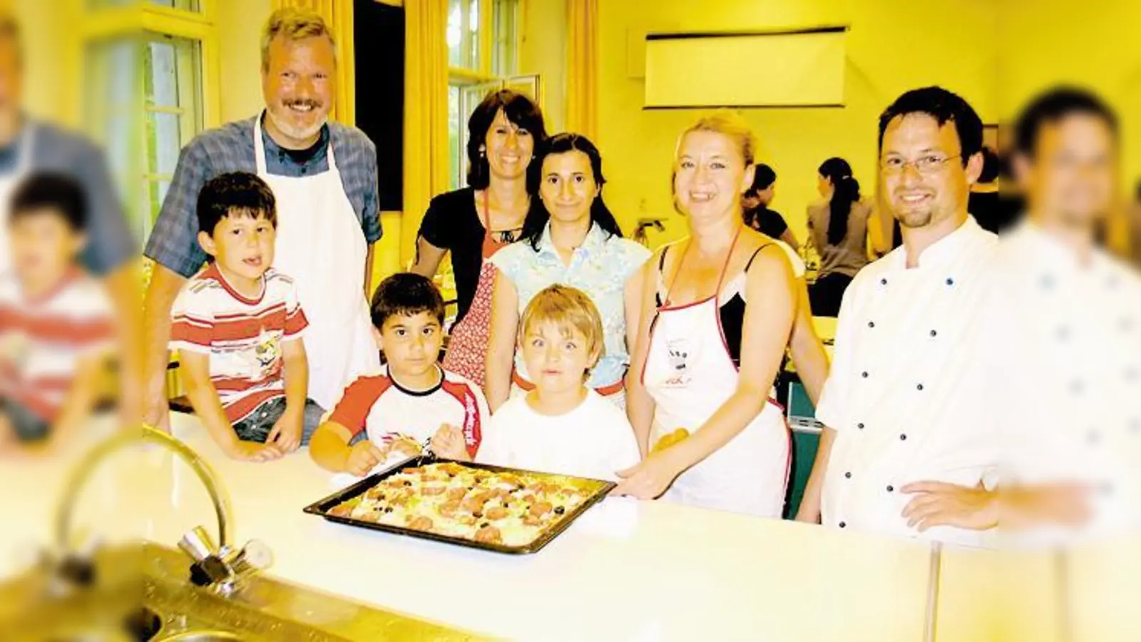Gesund und preisgünstig kochen mit (v. l.): Karl Heinz Gimpfl und Petra Hellwig, Ayse und Mazena, ihren Kindern und Jan Wagner (re.).  (Foto: aha)