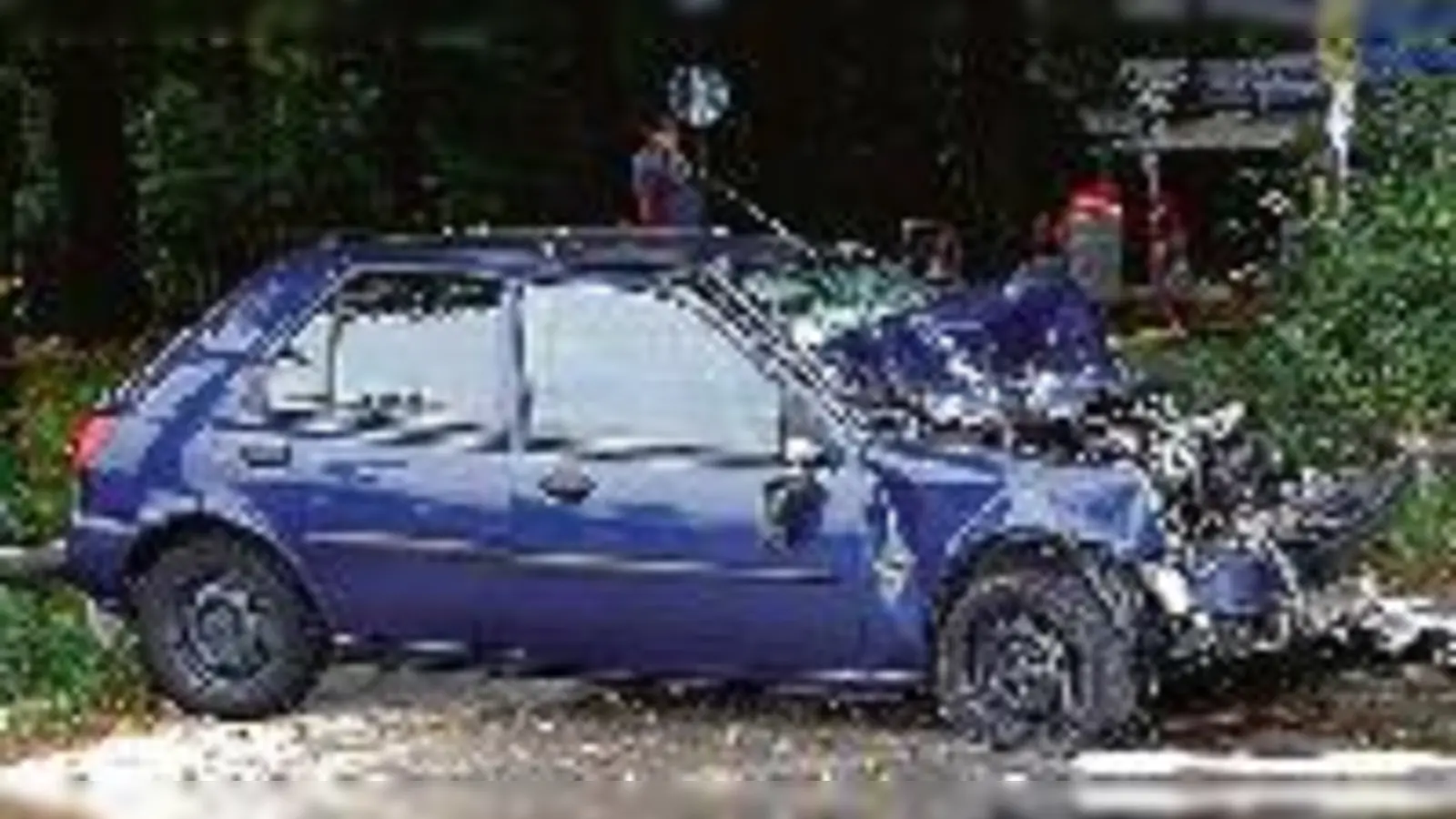 Aus dem total zerstörten Auto bargen die Einsatzkräfte der Hauptfeuerwache den betrunkenen Fahrer. Er war ohne Führerschein unterwegs. 	 (Foto: Feuerwehr)