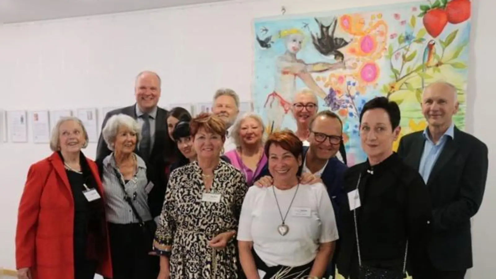 Landrat Christoph Göbel (3. v. l.) eröffnete die Ausstellung der Künstlerpalette ART. Sie ist noch bis zum 14. August im Landratsamt München zu sehen.  (Foto: Künstlerpalette )