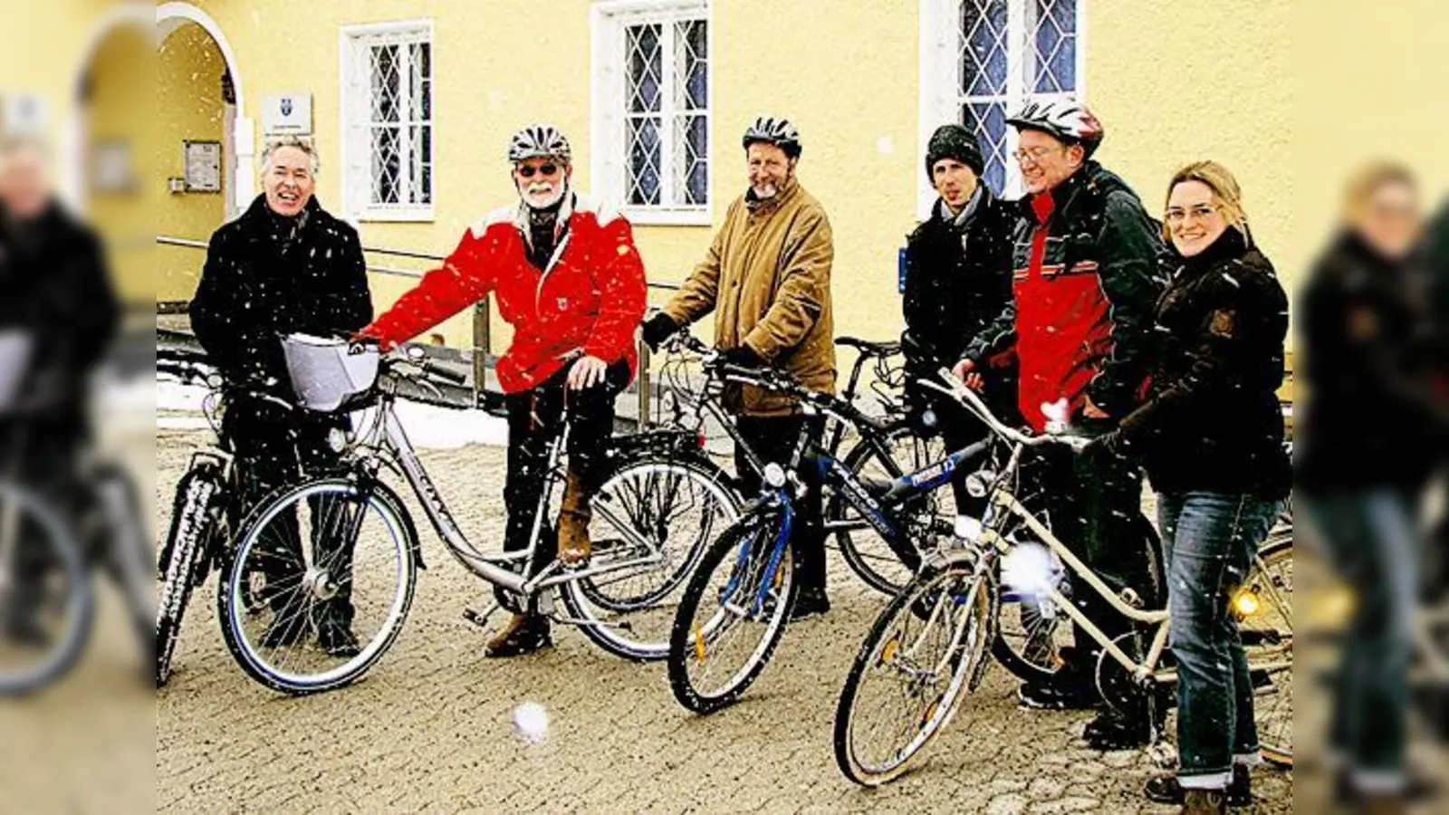 Trotzten Eis und Schnee für »Besser Radeln in Neubiberg« (v. l.): Bürgermeister Günter Heyland, Rainer Gränzer, Gerd Riedner und Marc Wißmann.   (Foto: Ka)