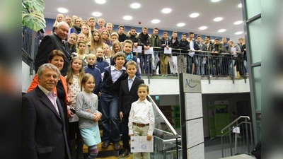 Planeggs zweiter Bürgermeister Peter Heizer sowie die Kraillinger Rathausspitze Christine Borst und Peter Weikert (v.l.) mit vielen geehrten Sportlern und Trainern im Kraillinger Rathaus. (Foto: us)