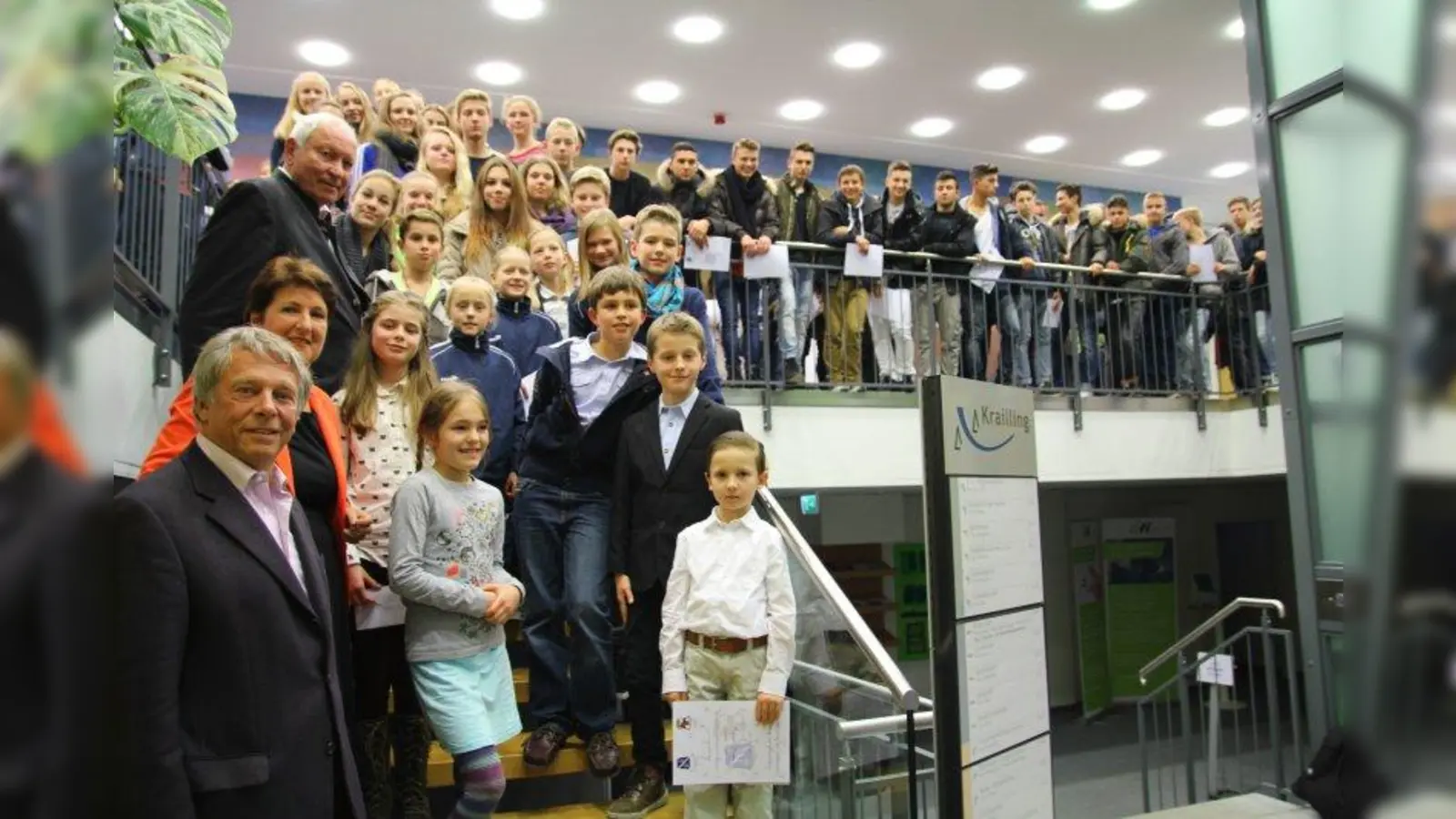 Planeggs zweiter Bürgermeister Peter Heizer sowie die Kraillinger Rathausspitze Christine Borst und Peter Weikert (v.l.) mit vielen geehrten Sportlern und Trainern im Kraillinger Rathaus. (Foto: us)