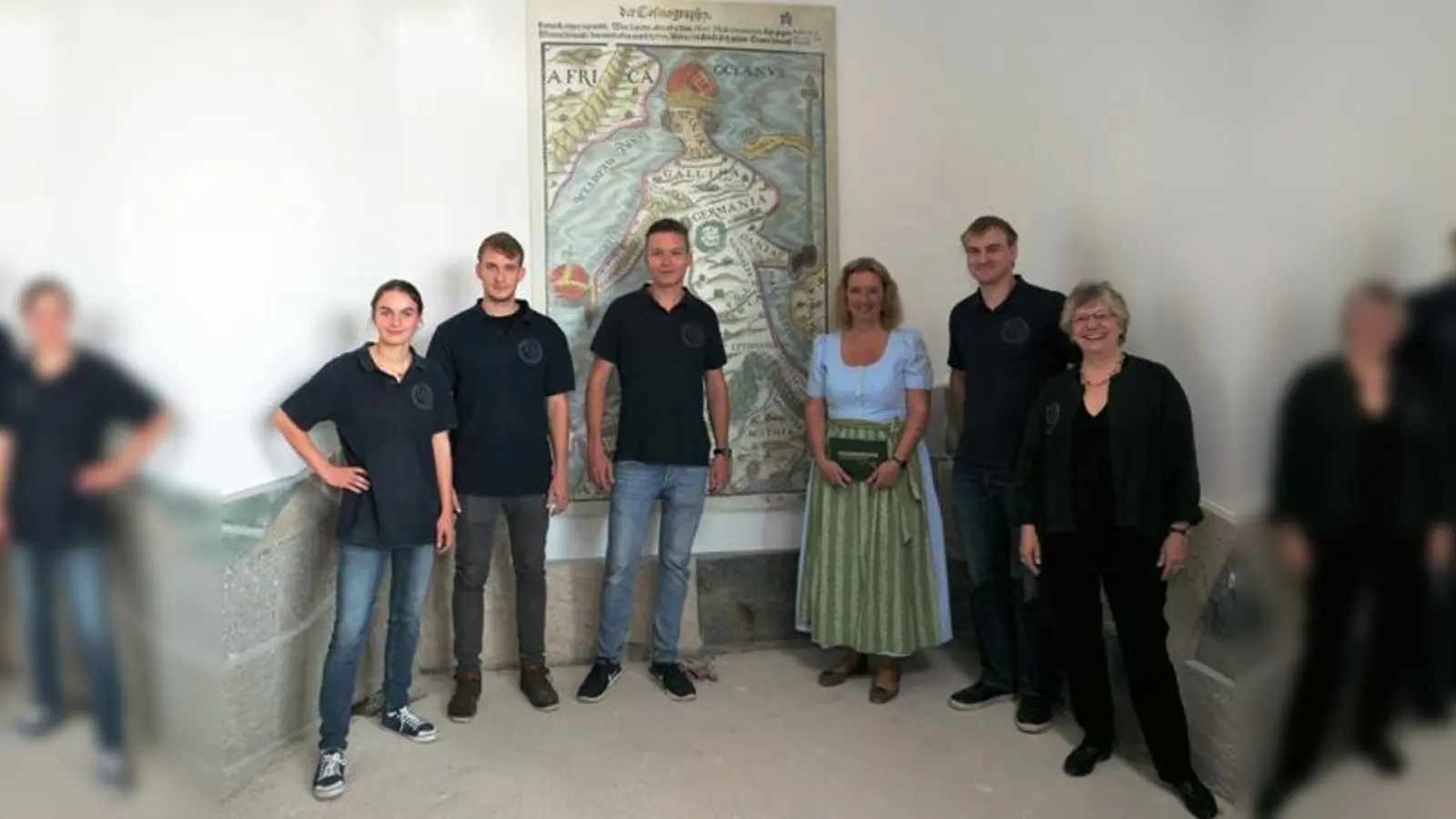 Bayerns Sozialministerin Kerstin Schreyer (3. v. r.) mit den Steinmetzmeisterschülern und der Schulleiterin der Meisterschule Aschaffenburg nach der Enthüllung des Gesteinsreliefs, das das Eingangsszenario im Sudetendeutschen Museum bilden soll.  (F.: StMAS)