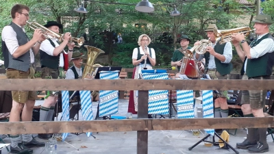 Die Gruppe „Mir san&#39;s” spielt in der Besetzung zwei Basstrompeten, zwei Flügelhörner, Tuba, Ziach und Klarinette.  (Foto:  © Mir san's )