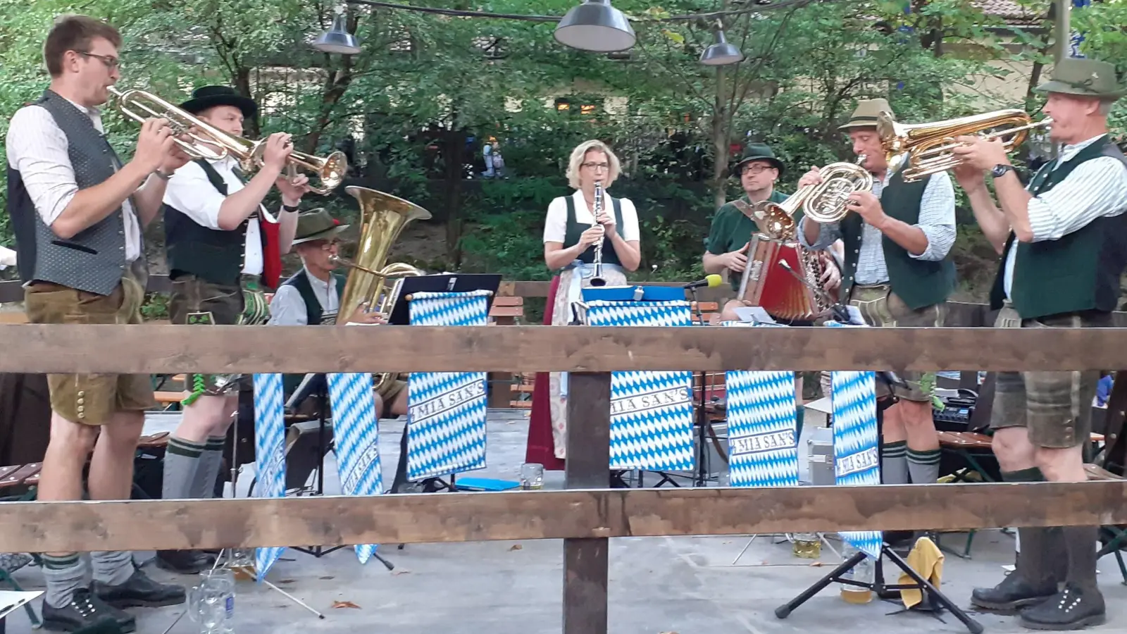 Die Gruppe „Mir san&#39;s” spielt in der Besetzung zwei Basstrompeten, zwei Flügelhörner, Tuba, Ziach und Klarinette.  (Foto:  © Mir san's )