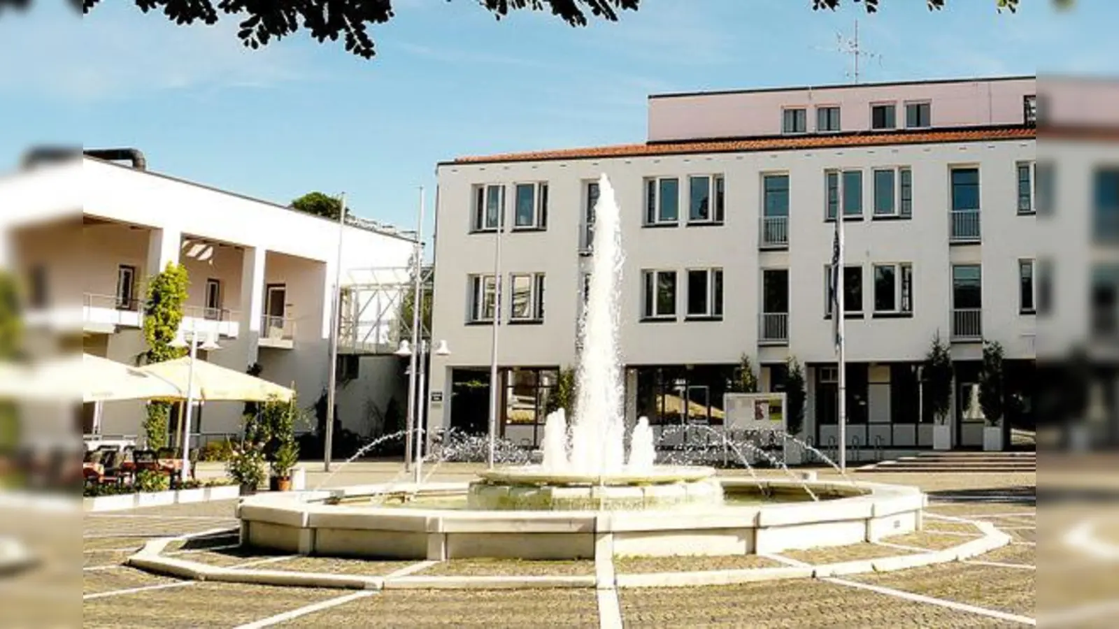 Zum ersten Mal seit Bestehen sprudelt der Brunnen am Rathausplatz nicht seit Ostern; wegen Sanierungsarbeiten verzögert sich das Plätschern.	 (Foto: MO)