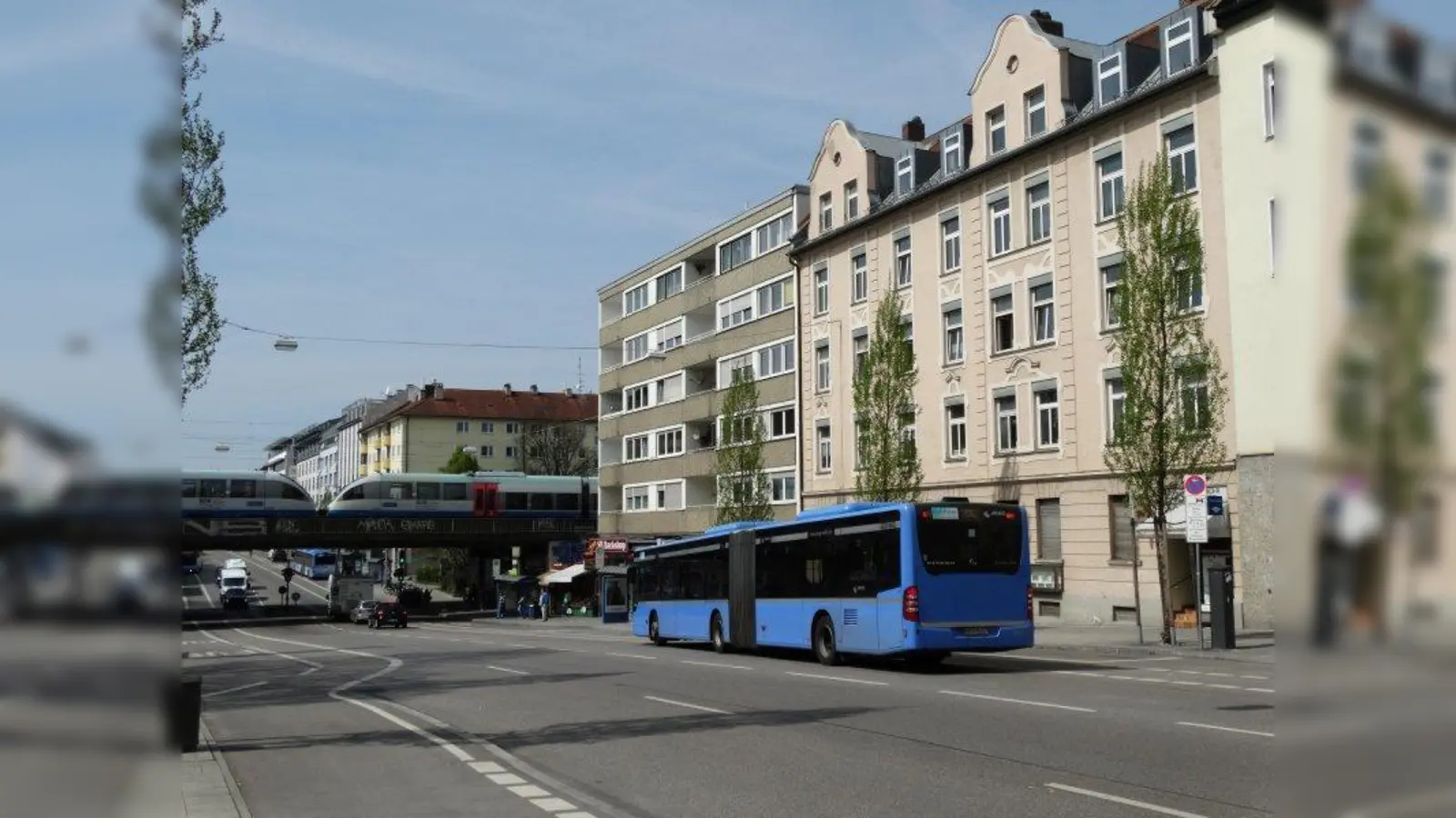 Blick von der Albert-Roßhaupter-Straße: Im Osten markiert die Bahnlinie die Grenze des Planungsgebiets. (Foto: job)