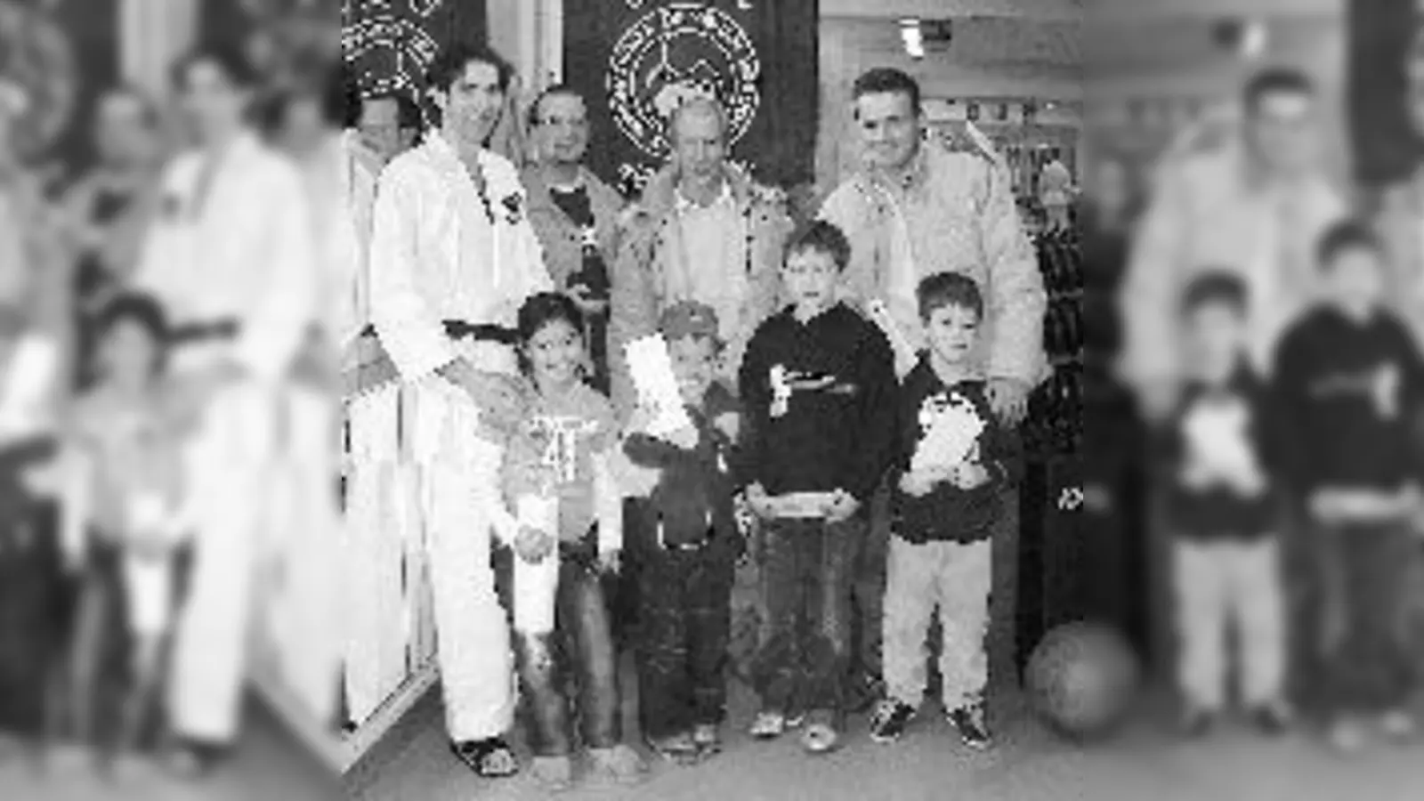 Die Kleinsten und die Größten des Okinawa-Karate-Studios in München.	 (Foto: RZ)