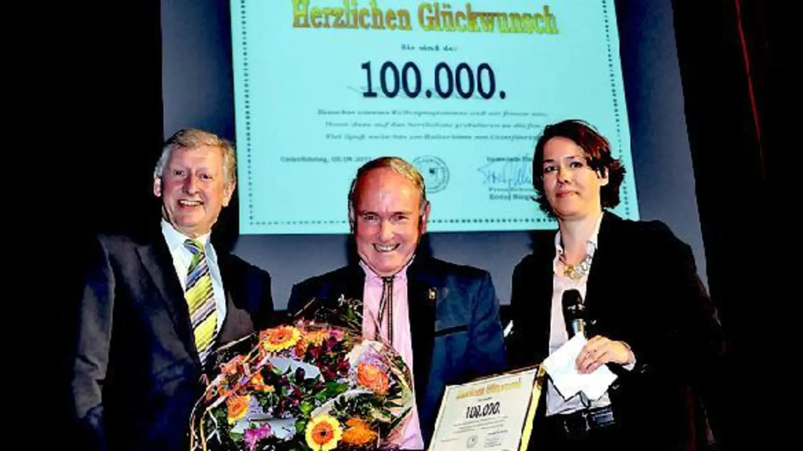 Werner Spitzweg (Mi.) war der 100.000 Besucher des Unterföhringer Kulturprogramms. Es gratulierten Bürgermeister Franz Schwarz und Kulturamtsleiterin Barbara Schulte-Rief.	 (Foto: Gemeinde)