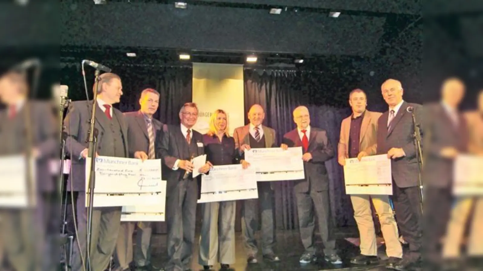 Jürgen Partenheimer (3. v. li.) und Bgm. Helmut Dworzak (3. v. re.) freuten sich über den gelungenen Auftakt zusammen mit den anderen Spendern.	 (Foto: ikb)