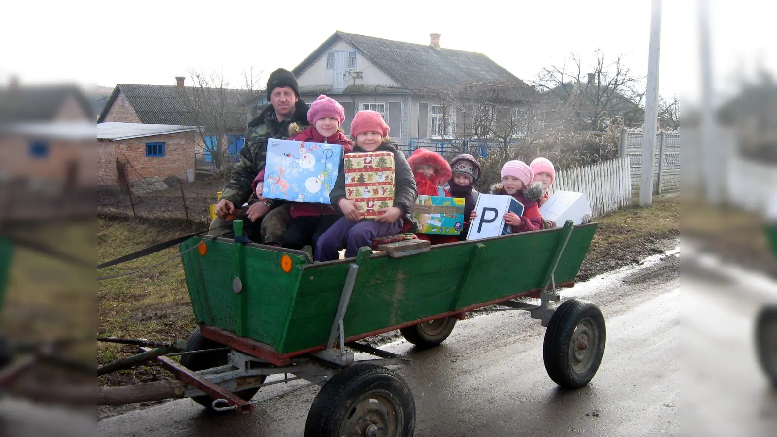 Damit Kinder aus der Region Tschernoybl auch eine Weihnachtsfreude bekommen, werden in Ottobrunn entsprechende Weihnachtspäckchen gesammelt. (Foto: Plast)