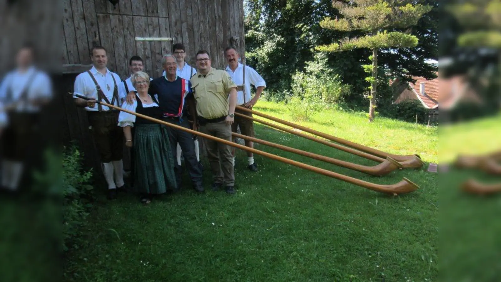 Mit Alphornklängen wurde Fred Claasen (Mitte) begrüßt. (Foto: PI)