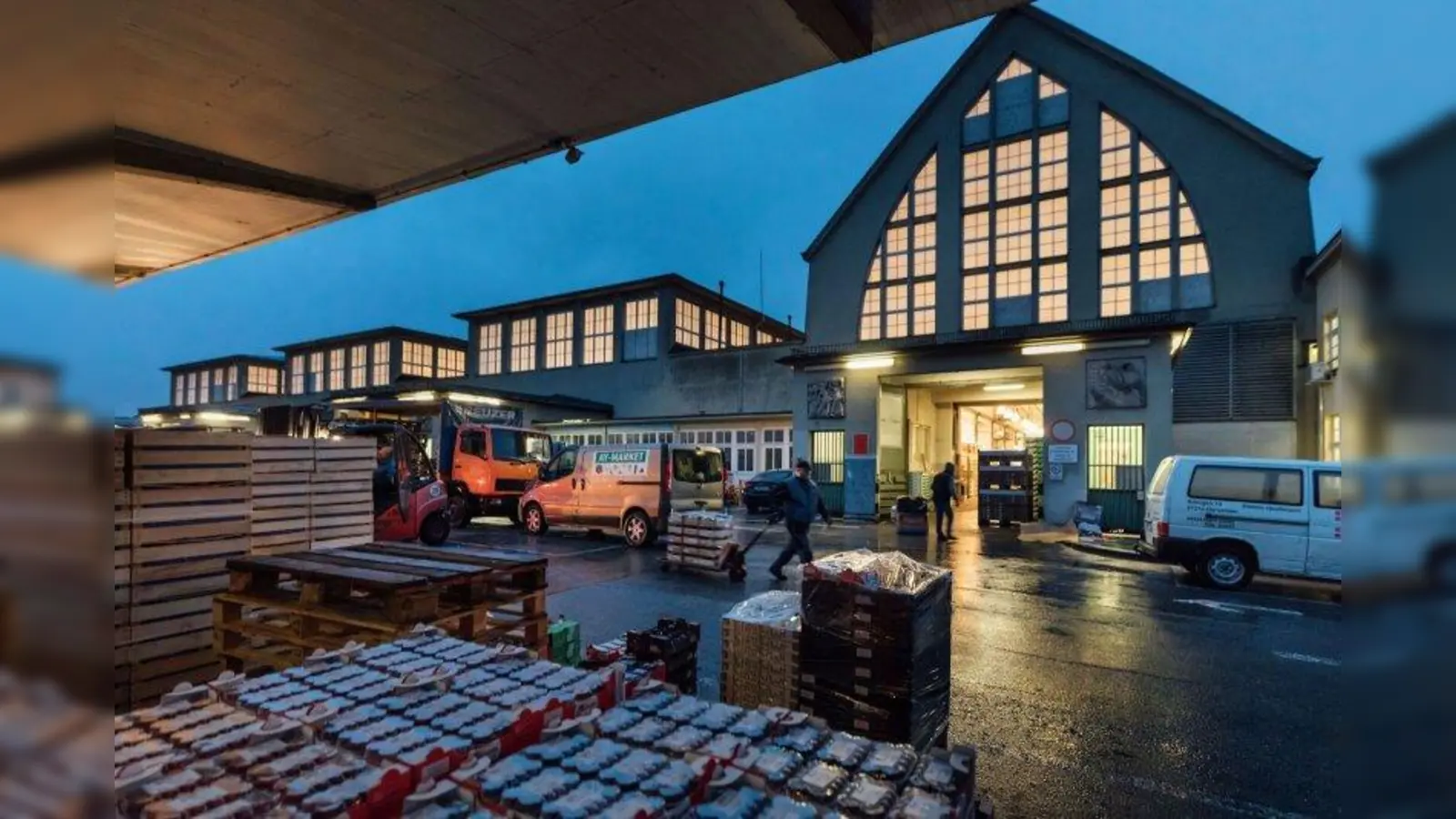 Wenn bei Tagesanbruch noch (fast) alles schläft, herrscht auf dem Großmarkt längst emsiges Treiben. (Foto: Großmarkt in Sendling. Jetzt.)