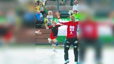 Starker Auftritt: Die erste Handball-Damenmannschaft des TSV Allach besiegte das Team des FC Bayern München mit 21:19. (Foto: pi)