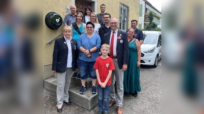Der BRK-Kreisvorsitzende Bernhard Seidenath (r.) und seine Stellvertreterin Angelika Gumowski (l.) mit den Neu-Rotkreuzlern. Vorne in der Mitte Elias. Dahinter Vesna Jovovic, Eva Jaser, Carmen Lederer, Nicole Beckmann (verdeckt) und Dennis Behrendt. Rechts außen: Mandy Jödicke und Björn Moldenhauer. Hinten: Hans und Hannelore Salvermoser und Julian Köhler.  (Foto: BRK - Kreisverband Dachau)