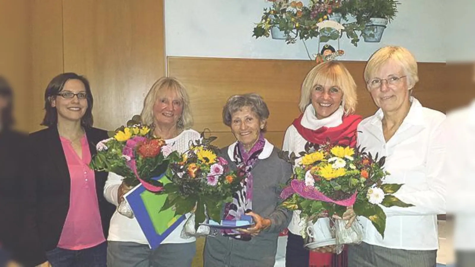 Die Leiterin der Gemeindebücherei Haar Désirée Bitzer, Lydia Brumann, Eleonore Kiening-Exner, Bürgermeisterin Gabriele Müller und Doris Egerland.	 (Foto: Haar)