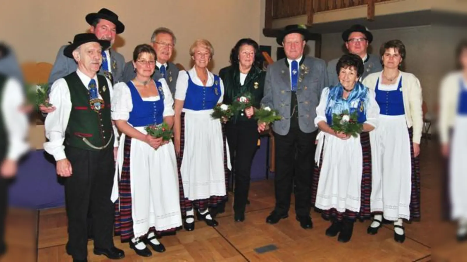 Dietmar Maurer, Anton Trost, Karoline Schatz-Griesberger, Günter und Ursula Schrödel, Irene Steger-Stricker, Heinz Spielmann, Burgi Böhm, Axel und Heike Kadzioch wurden bei der Trachtenweihnachtsfeier geehrt.	 (Foto: Privat)