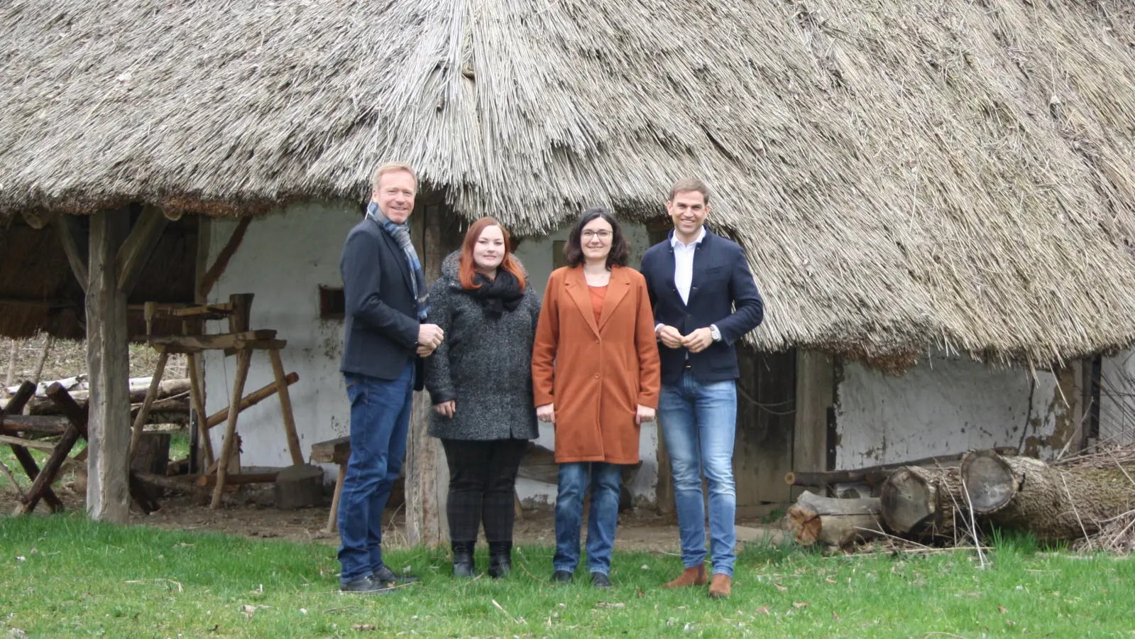 Von links nach rechts: Kirchheims Bürgermeister Stephan Keck, Sabrina Nortey vom Förderverein, Museumsleiterin Jennifer Bagley und Landtagsabgeordneter Maximilian Böltl auf dem Bajuwarenhof. (Foto: Tanya Blankenheim)