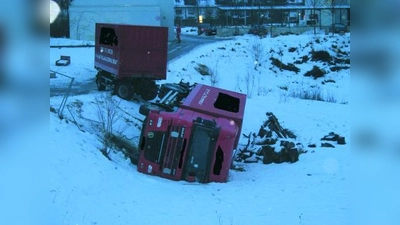 Glück gehabt: Der Kraftfahrer konnte gerade noch zur Seite springen bevor sich sein LKW-Gespann in Bewegung setzte und das Fahrzeug umkippte. (Foto: Polizei)