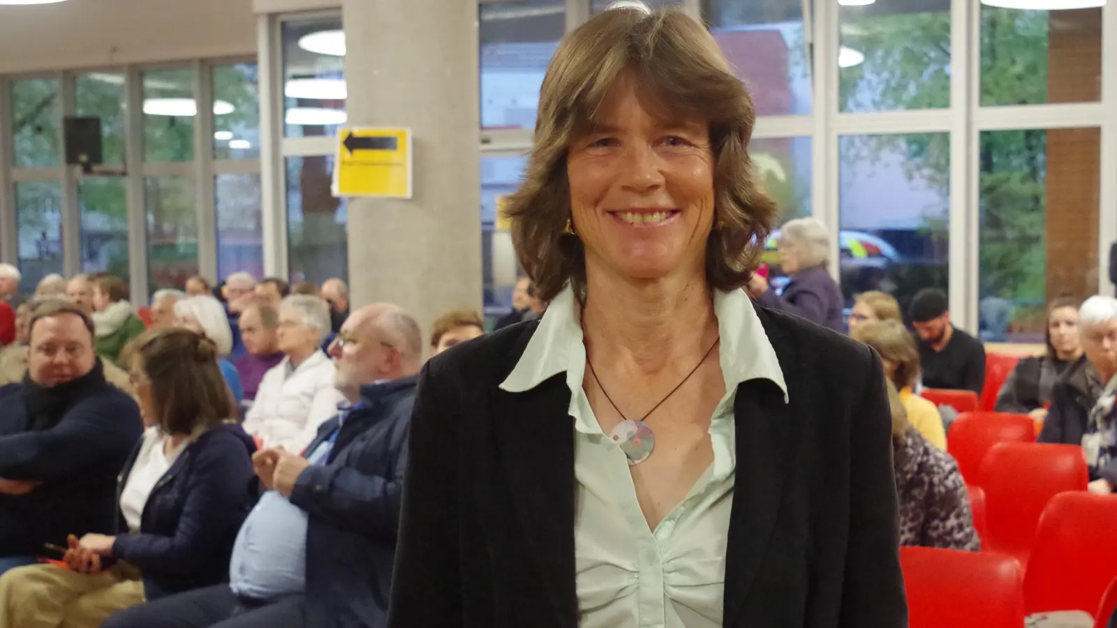 Sibylle Stöhr ist die Vorsitzende des örtlichen Bezirksausschusses. Sie gab bei der Bürgerversammlung Einblick in die aktuellen Entwicklungen im Viertel. (Foto: Beatrix Köber)