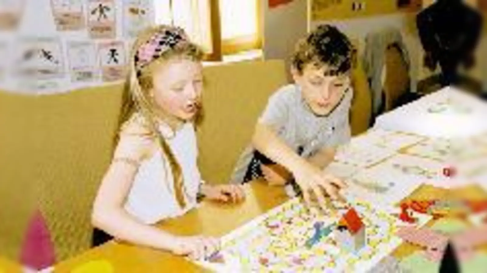 Zwei Kinder vom Kinderhaus Harthof erklären ihr Spiel »Das ist unfair!«, das den ersten Preis bei dem Ideenwettbewerb »Diskriminierung geht alle an« gewonnen hat. 	 (Foto: Privat)