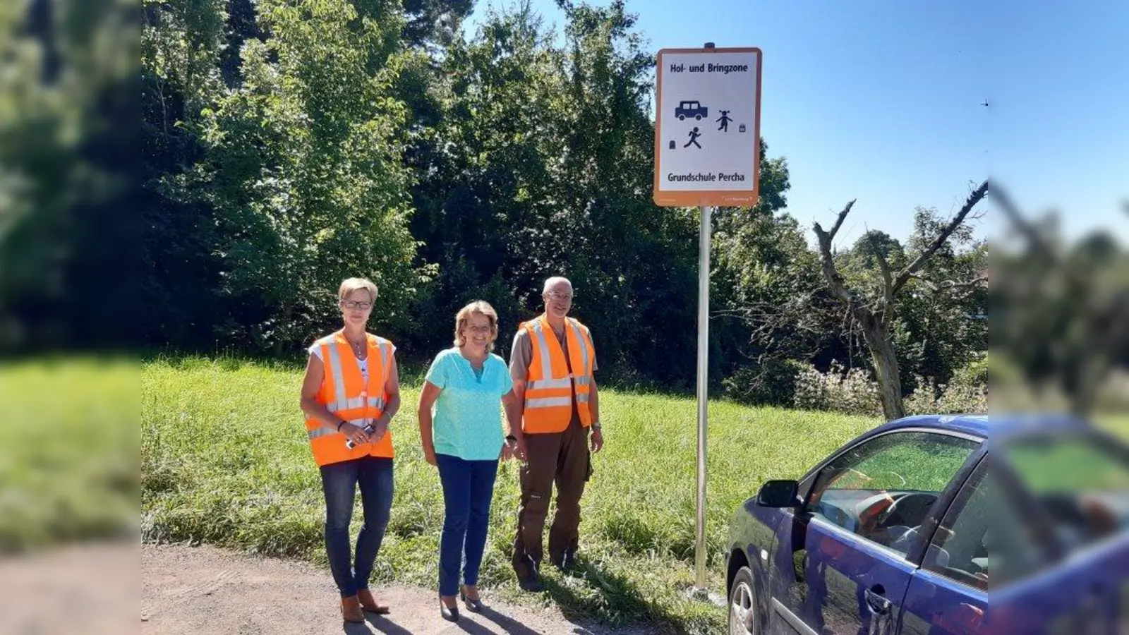 Bürgermeisterin Eva John (Mitte), Martina Sontheim (stellvertretende Leiterin des<br>Betriebshofes) und Alfred Schupfner (Betriebshof) an der neuen Hol - und Bringzone in der Harkirchener Straße in Percha (Foto: Stadt Starnberg)