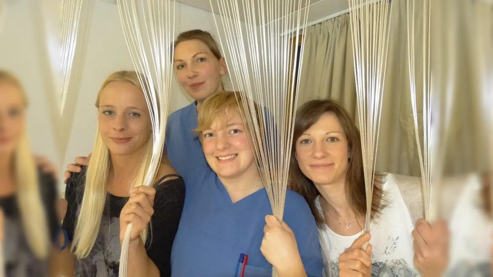 Petra Wiegner, Wohnbereichsleiterin, die beiden Altenpflegerinnen Dalia Döring und Anika Hecht sowie Julia Scholz, stellvertretende Pflegedienstleiterin, (von links) im Snoezelen-Raum, genauer beim Faseroptikvorhang, der ebenfalls die Sinne der Patienten stimulieren kann. (Foto: tab)