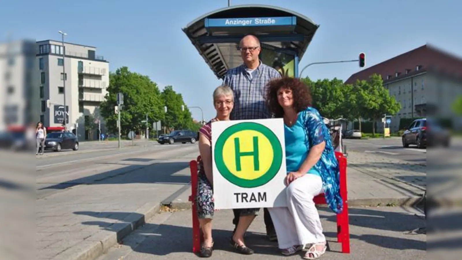 Von links: Die Sozialdemokraten Nina Reitz (BA 5), Torsten Bötzow (BA 14) und Astrid Schweizer (BA 16) setzen sich für eine Tramlinie vom Ostbahnhof über die Rosenheimer Straße nach Ramersdorf ein.  (Foto: SPD Haidhausen)