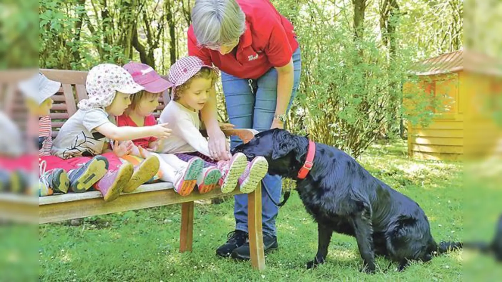 Hundedame Samma und ihre Besitzerin Beate Keller von den Johannitern zeigten den Kindern, wie man richtig mit Hunden umgeht.	 (Foto: Johanniter / Gerhard Bieber)