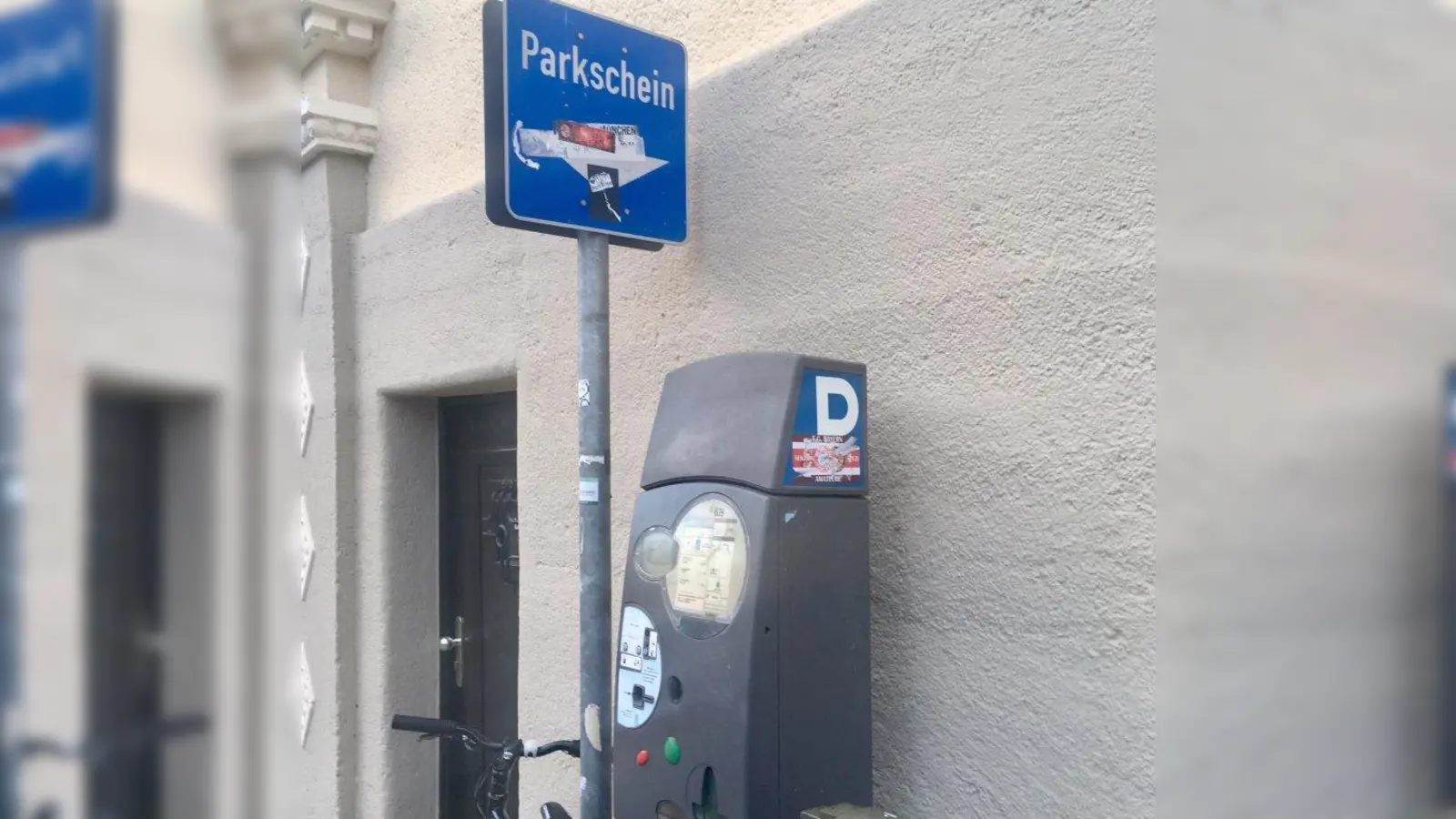 Für das Parken im Bereich Harras und Partnachplatz soll künftig - wie hier im Akademieviertel - gezahlt werden. Damit soll der Parkdruck aus dem Viertel genommen werden. (Foto: bb)