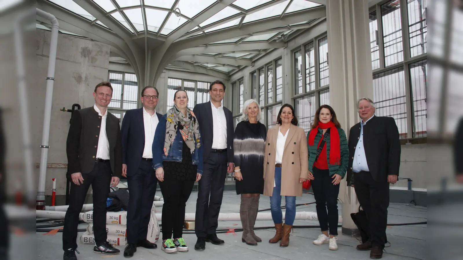 Ganz oben auf dem Sternenhaus am Nockherberg entsteht ein Garten. Die Baustelle und das architektonische Schmuckstück sahen sich (von links) Hans Theiss (Vorsitzender CSU München Mitte), CSU-Fraktionsvorsitzender Manuel Pretzl, Bezirkstagskandidatin Barbara Schaumberger, CSU-Vorsitzender Georg Eisenreich, Karin Neumeier und Lana Reb (beide Vorstände der Nicolaidis Young Wings Stiftung), Landtagskandidatin Susanne Hornberger und Andreas Miksch (Vorsitzender CSU Haidhausen) gemeinsam an. (Foto: job)