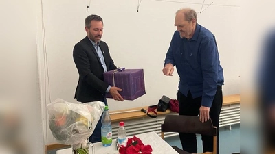 Dominik Grimm (links), Geschäftsführer der Diakonie München-Moosach, verabschiedete Eduard Wagner, der lange Zeit die Einsätze der ehrenamtlichen Helferinnen und Helfer koordiniert hatte. (Foto: Diakonie München-Moosach)